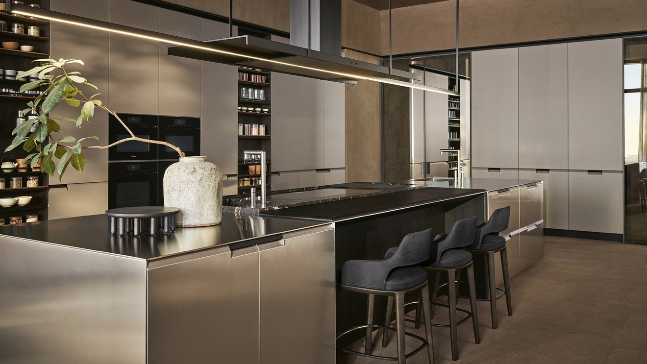 Design Kitchen in lacquered finish with steel island Shape by Poliform