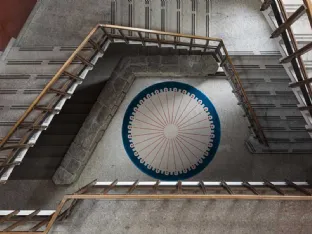 Round carpet CoDeco with a blue frame by Carpet Edition.