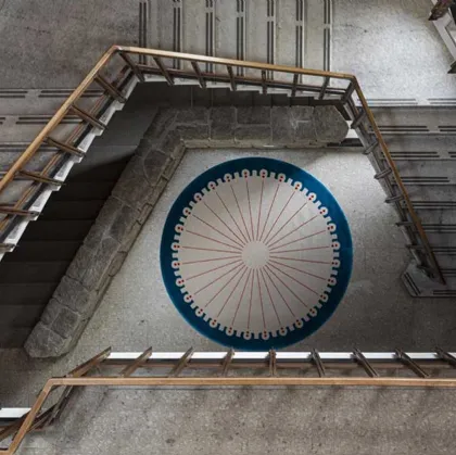 Round carpet CoDeco with a blue frame by Carpet Edition.