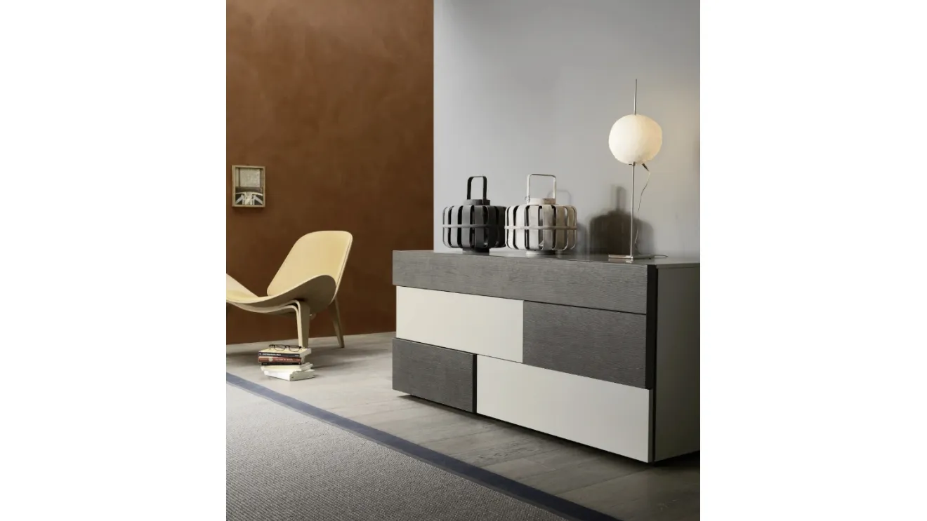 Chest of drawers in lacquered and wood by Sangiacomo.