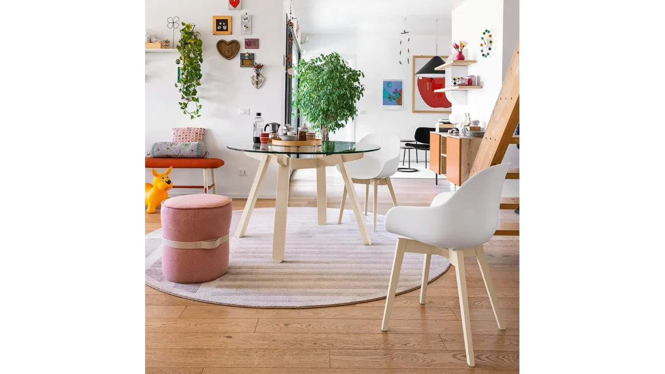 Conubia chair with a polypropylene shell and wooden legs