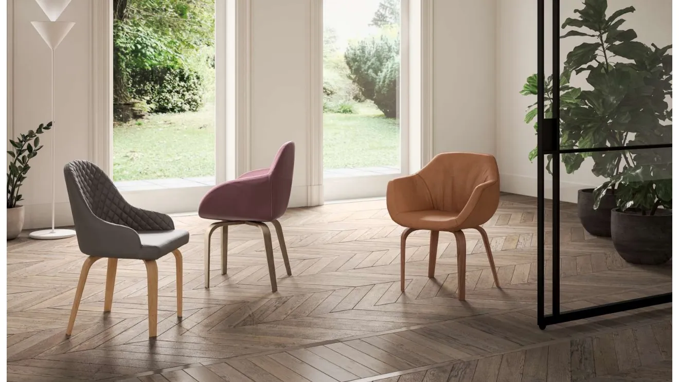 Athena chair in leather with wooden legs by Ozzio