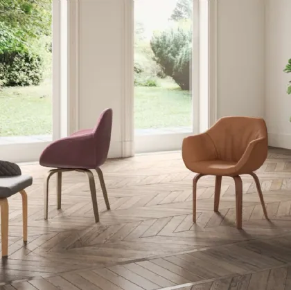 Athena chair in leather with wooden legs by Ozzio