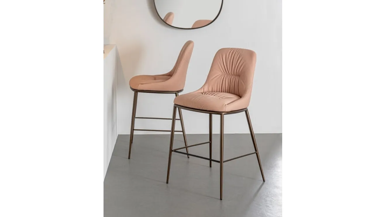 Chic Saddle Stool in Nubuck Leather by Riflessi