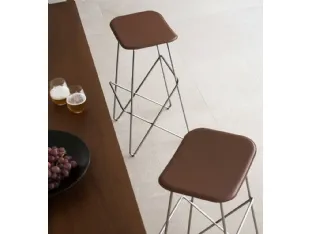 Endless stool in leather and metal by Desalto.