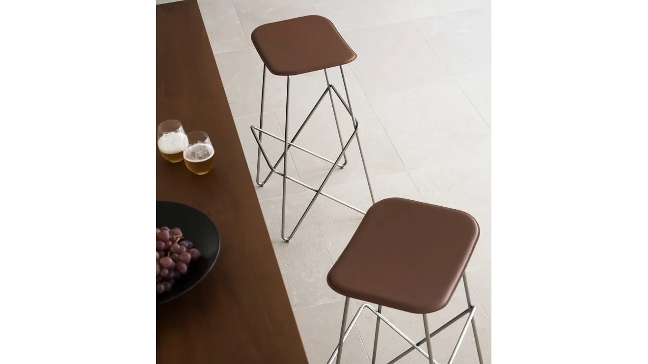 Endless stool in leather and metal by Desalto.