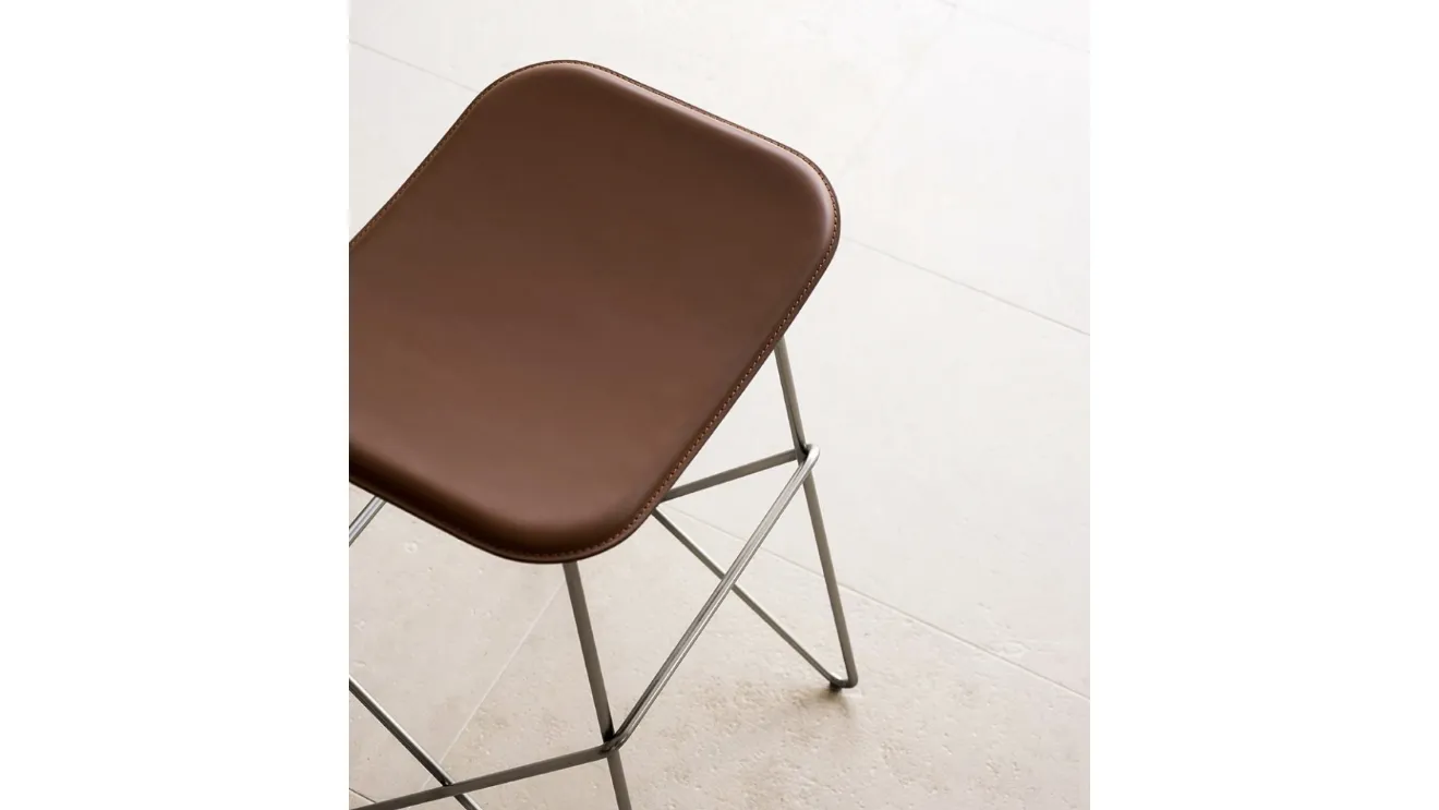 Endless leather and metal stool by Desalto.