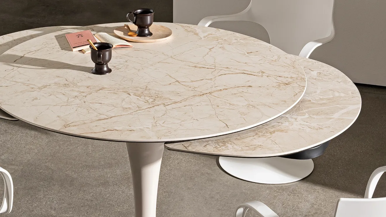 Extendable Flûte table by Sovet.