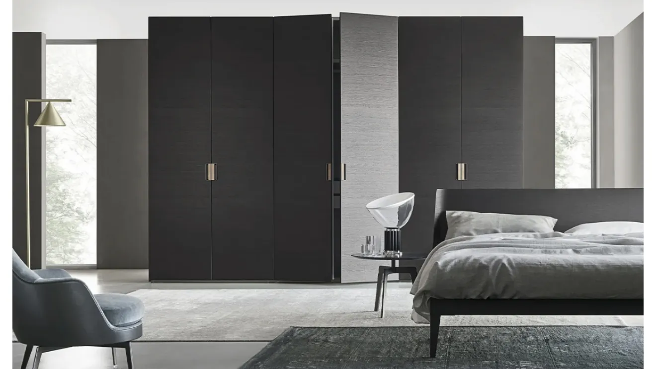 Smooth door wardrobe with Deluxe handle by Sangiacomo.