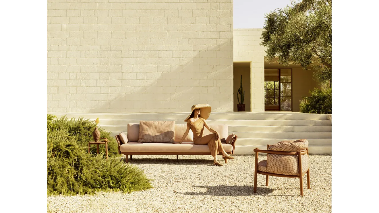 Outdoor lounge Allegra in aluminum and Varaschin fabric.