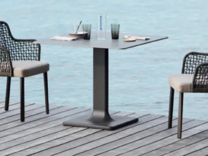 Plinto outdoor square table in aluminum by Varaschin